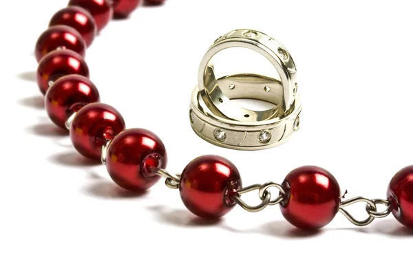 Corda vermelha bonita de contas e anéis — Fotografia de Stock