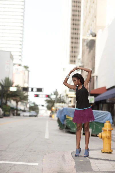 Imagen de una mujer posando en la ciudad — Foto de Stock