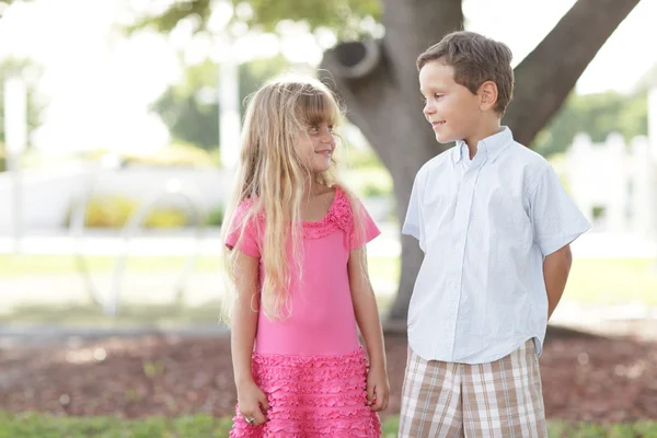 Két aranyos gyerekek a parkban — Stock Fotó