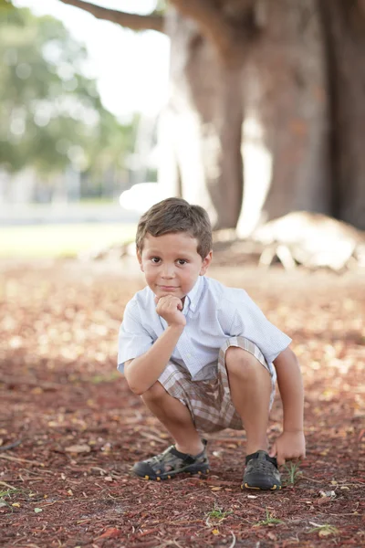 Rapaz no parque — Fotografia de Stock