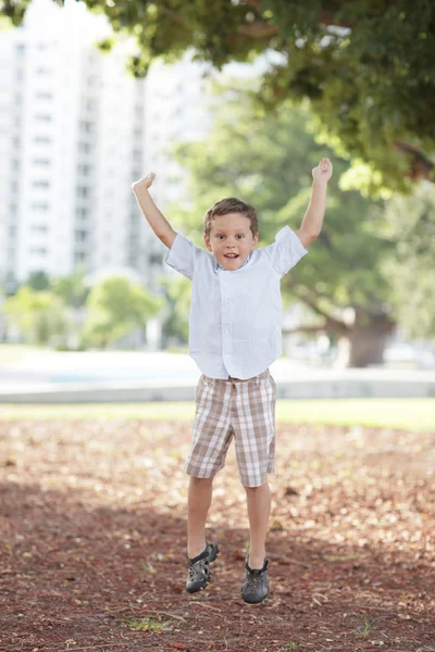 Молодий хлопчик, стрибки — стокове фото