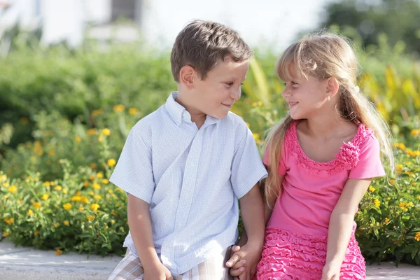 Children smiling at each other — Stock Photo, Image