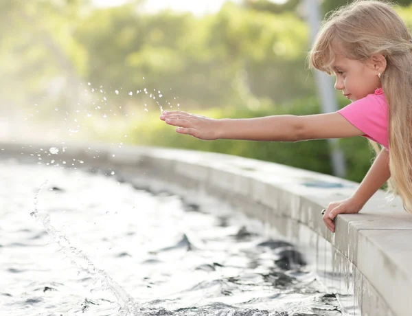 Chica salpicando agua —  Fotos de Stock