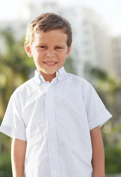 Pojken ler och skelning — Stockfoto
