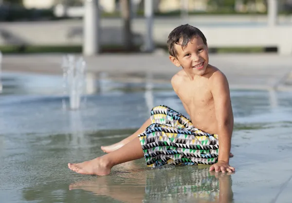 Niño en el parque acuático —  Fotos de Stock