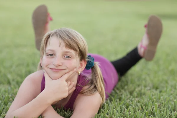 Девушка лежит на траве — стоковое фото