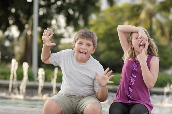 Crianças fazendo caras engraçadas — Fotografia de Stock