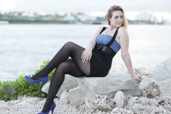 바위에 앉아 여자 — 스톡 사진