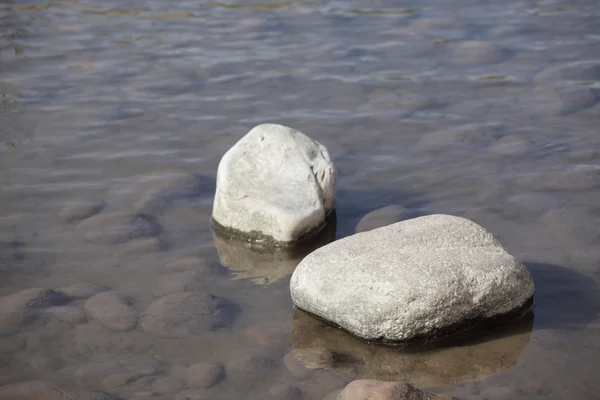 Камни в пруду — стоковое фото