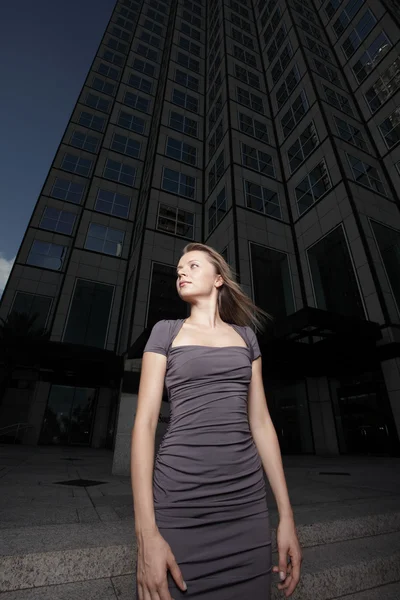 Donna in posa da un edificio — Foto Stock