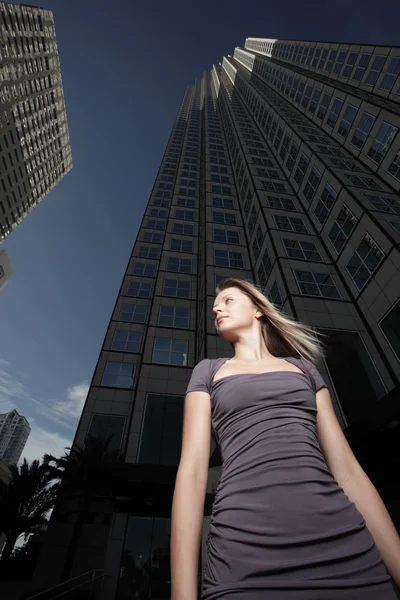 Frau nach Bürogebäuden — Stockfoto