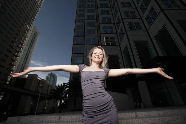 Woman with arms outstretched — Stock Photo, Image