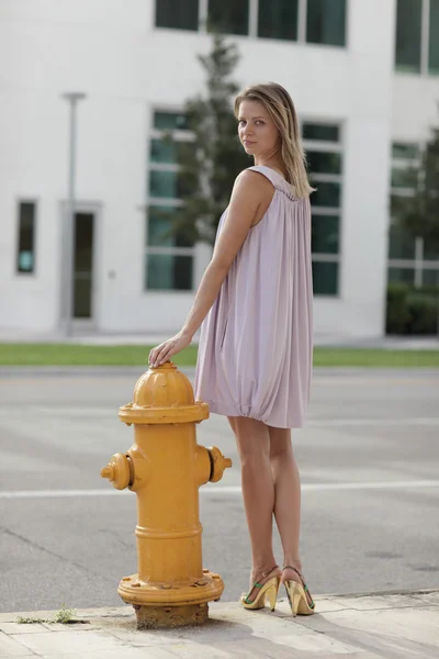 Frau posiert vor einem Feuerhydranten — Stockfoto