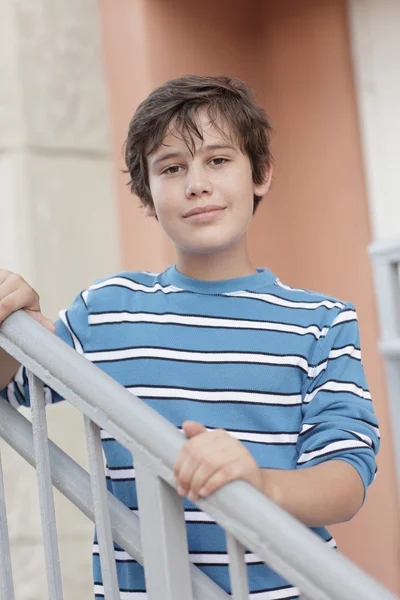 Молодий хлопчик позує на сходах — стокове фото