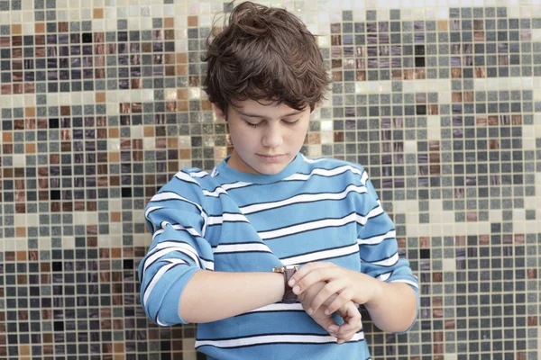 Rapaz a verificar as horas — Fotografia de Stock