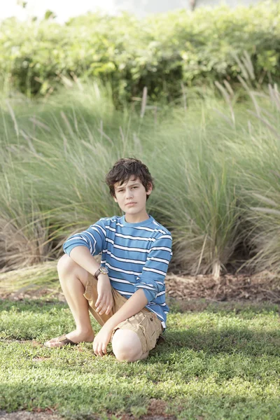 Νεαρό αγόρι σε ένα περιβάλλον φύση — Φωτογραφία Αρχείου
