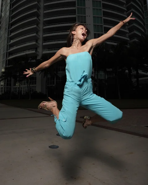 Frau springt im blauen Outfit — Stockfoto