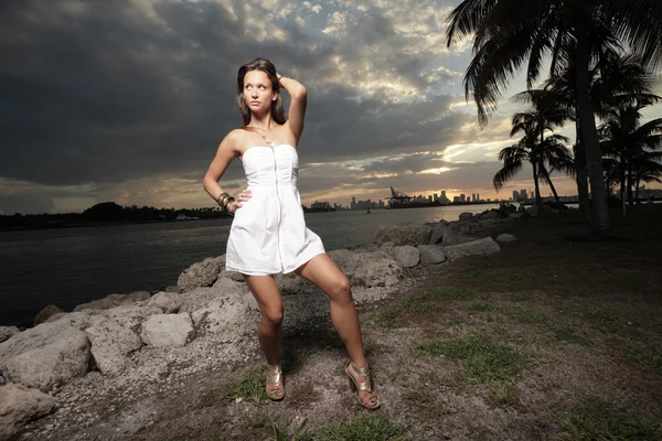 Frau in tropischer Umgebung — Stockfoto