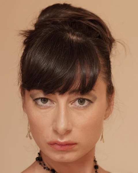 Headshot of a young brunette — Stock Photo, Image