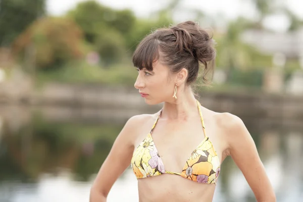 Attraktiv kvinna i en bikini — Stockfoto