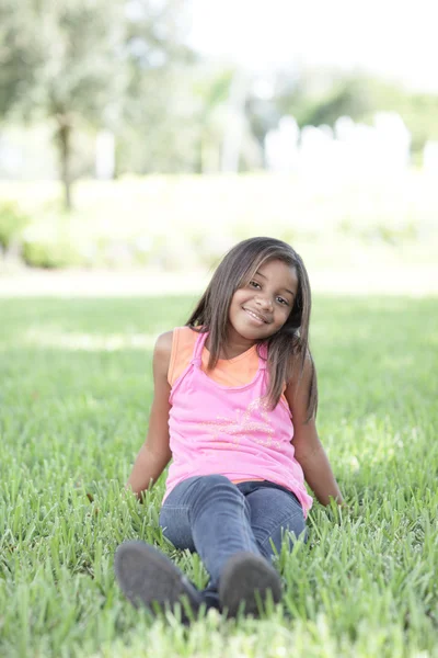 Κορίτσι που κάθεται στο πάρκο — Φωτογραφία Αρχείου