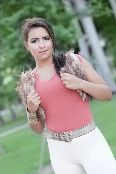 Fashion model in the park — Stock Photo, Image