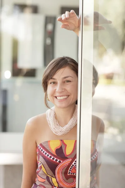 Kadın mağaza ön cam ile poz — Stok fotoğraf