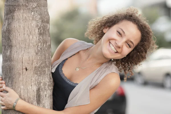 Adolescente posando por uma árvore — Fotografia de Stock
