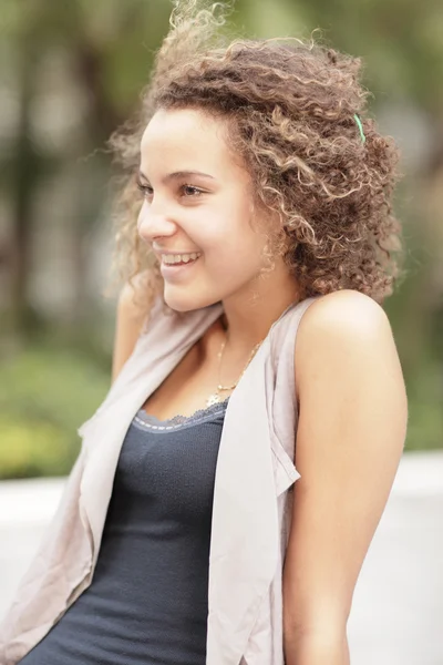 Hermosa joven adolescente sonriendo —  Fotos de Stock