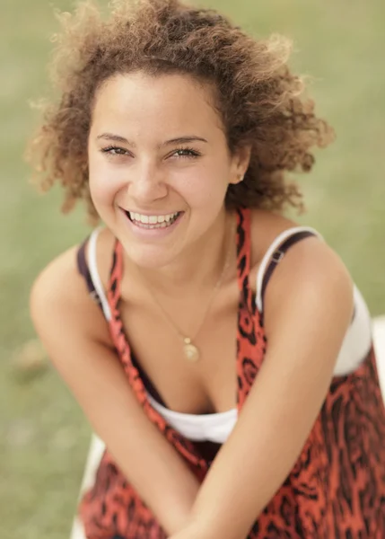 Młoda kobieta uśmiechając się — Zdjęcie stockowe