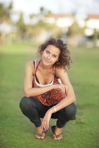 Jonge vrouw in een veld van gras — Stockfoto