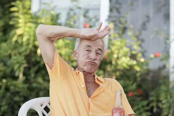 Hombre limpiando el sudor de su frente — Foto de Stock