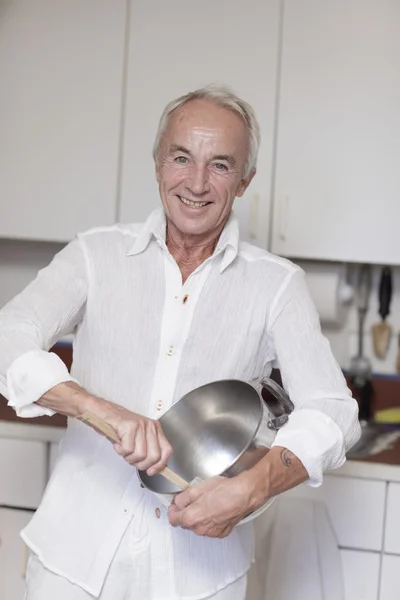 混合の鍋を持つ男 — ストック写真