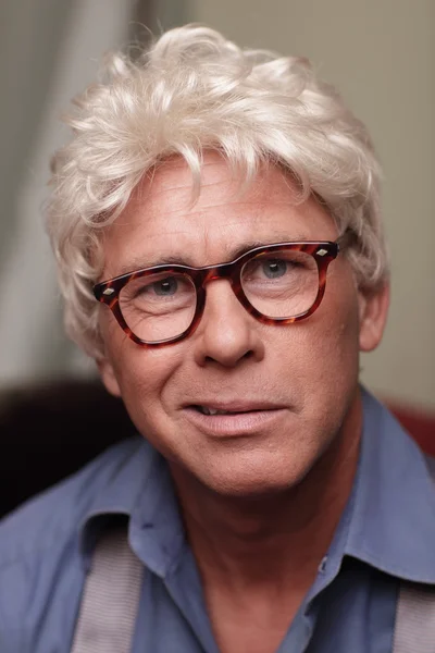 Testa di un uomo con capelli bianchi e occhiali — Foto Stock