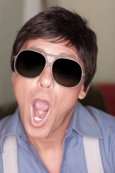 Pohledný muž s tmavě tónovaná sluneční brýle — Stock fotografie