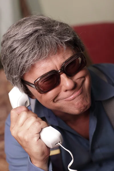 Funky zakenman aan de telefoon — Stockfoto