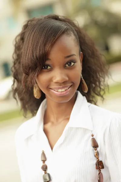 Imagen Una Hermosa Mujer Negra Sonriendo — Foto de Stock