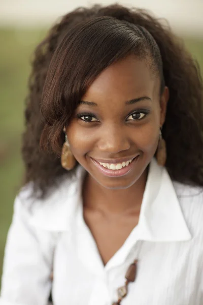 Красивая черная женщина улыбается — стоковое фото