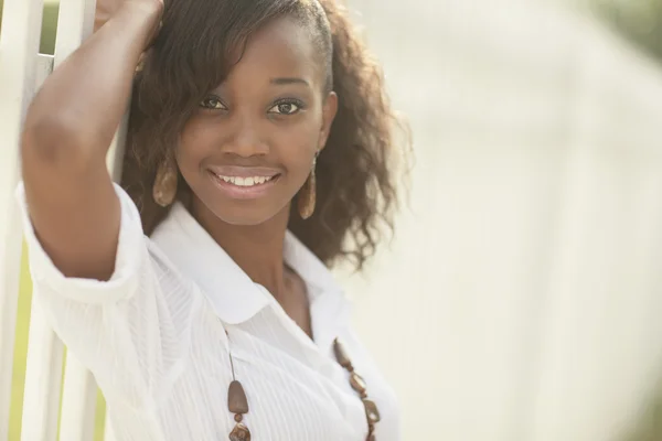 Atractiva Joven Mujer Sonriendo Apoyándose Una Valla — Foto de Stock