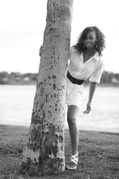 여자는 나무에 의해 포즈 — 스톡 사진