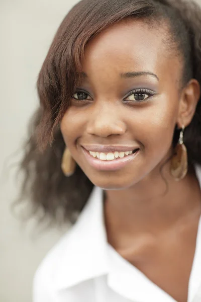 Mulher negra bonita sorrindo — Fotografia de Stock
