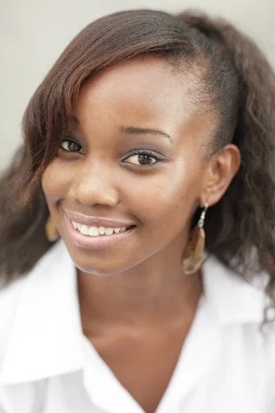 Образ Красивої Чорної Жінки Посміхається — стокове фото