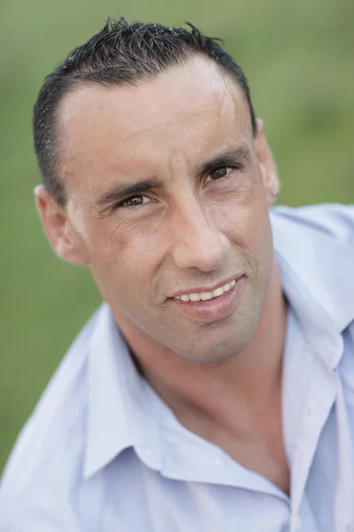 Olgun Bir Adam Kısa Saçlı Headshot — Stok fotoğraf