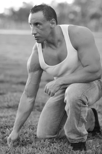 Bodybuilder kneeling — Stock Photo, Image