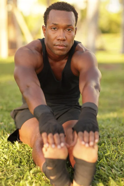 Fiatal Fekete Atléta Stretching Parkban — Stock Fotó
