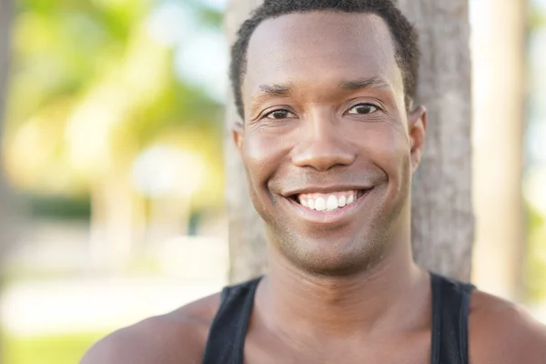 笑みを浮かべて若い黒人男性のイメージ — ストック写真