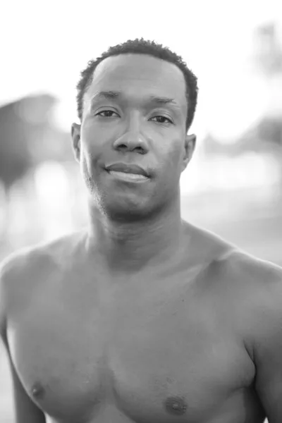 Hombre negro guapo sin camisa —  Fotos de Stock