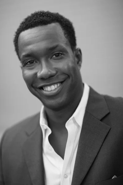 笑みを浮かべてハンサムな黒人男性の黒と白のイメージ — ストック写真