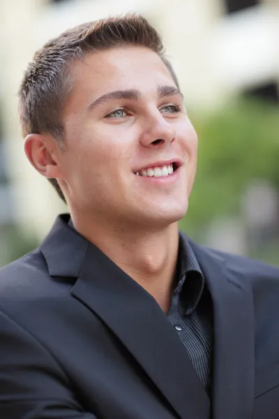 Mladý muž se usmívá — Stock fotografie