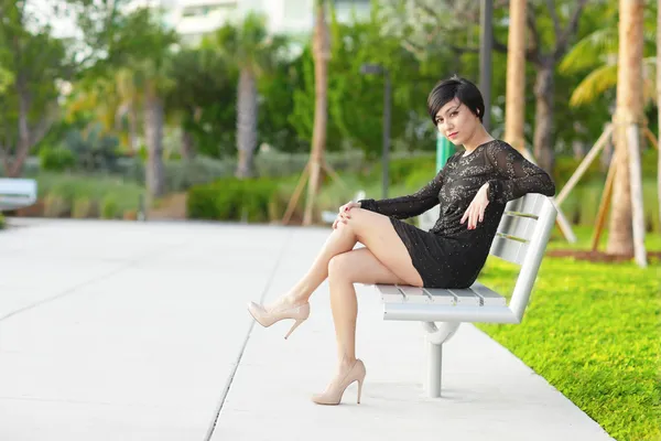 公園のベンチに女性のイメージ — ストック写真